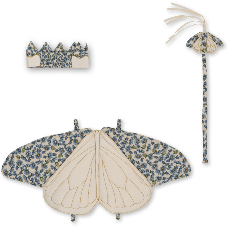 Kinder Kostüm mit Schmetterlingsflügel, Krone und Zauberstab in Beige mit blauem Blumenprint der Marke Konges Sløjd