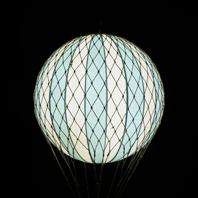 Leuchtender LED-Heissluftballon mit blauen und weissen Streifen im Dunkeln.
