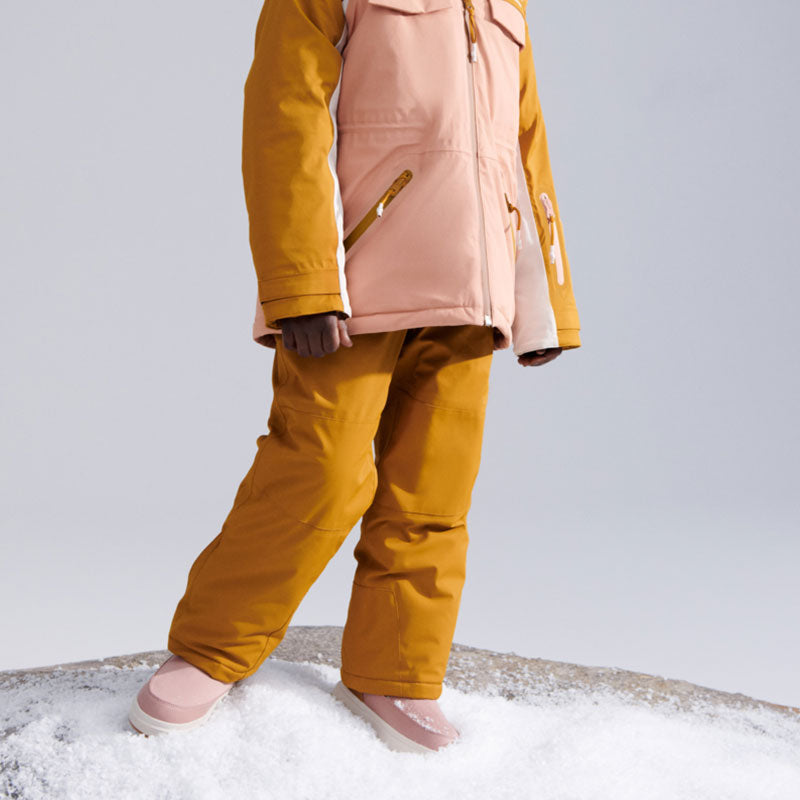 Schneehose in Golden Caramel in Kombination mit einer Schneejacke von Liewood