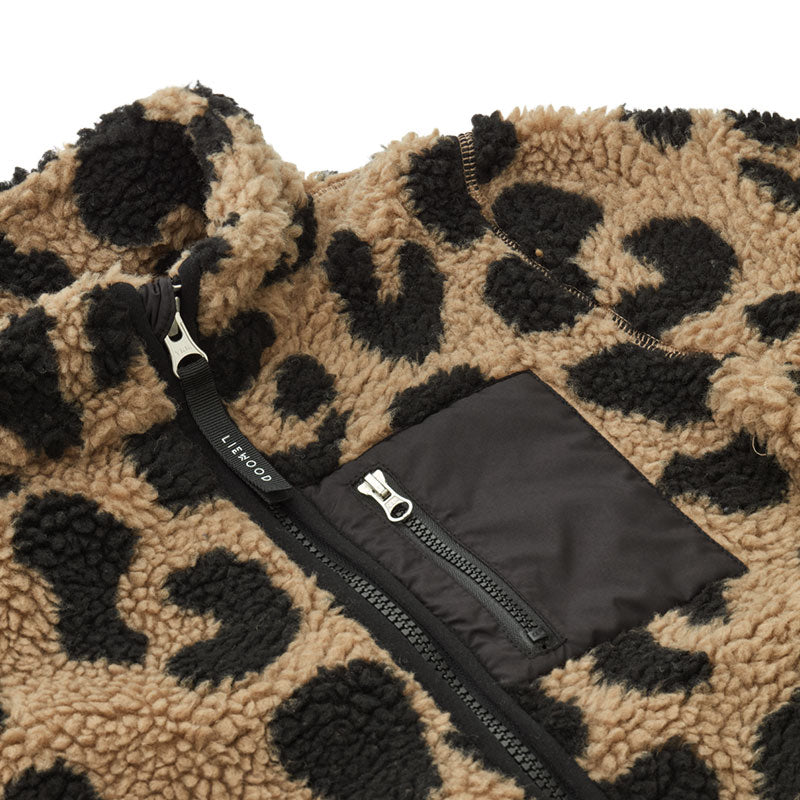 Brusttasche der Sherpa Jacke &quot;Nolan&quot; in stylischem Leo Print von Liewood