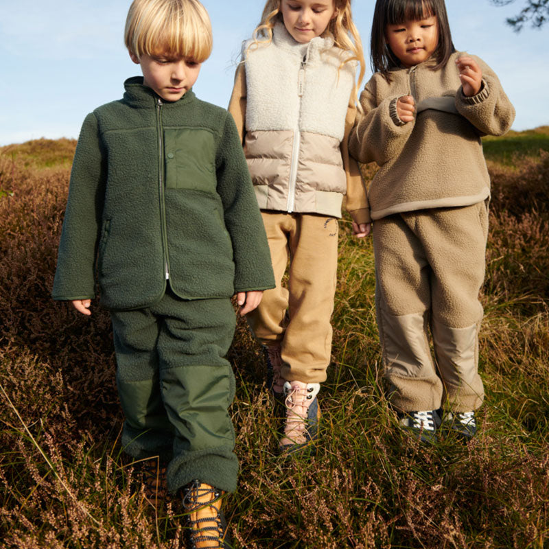 Kinder tragen Wanderschuhe &quot;Ava&quot; von Liewood in Blau und Rosa mit Camel-Farbigen Details