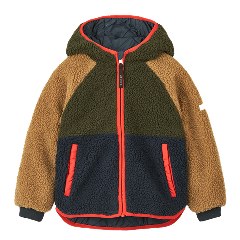 Wendbare Thermo Sherpajacke für Kinder in Blau auf einer Seite und in Braun, Grün und Blau auf der anderen Seite von Liewood.