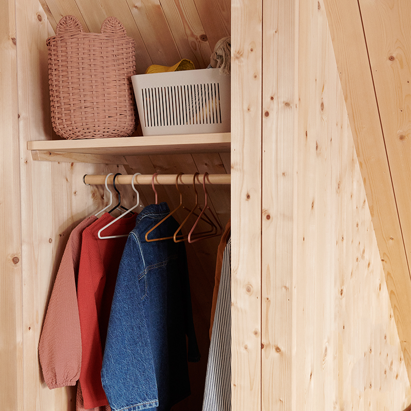 Aufbewahrungsbox in Beige in Kleiderschrank.