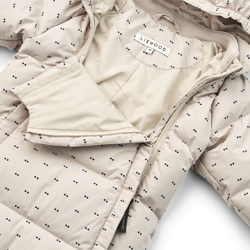 Daunen Schneeanzug in Beige für Babys mit zarten blauen Punkten von Liewood.  