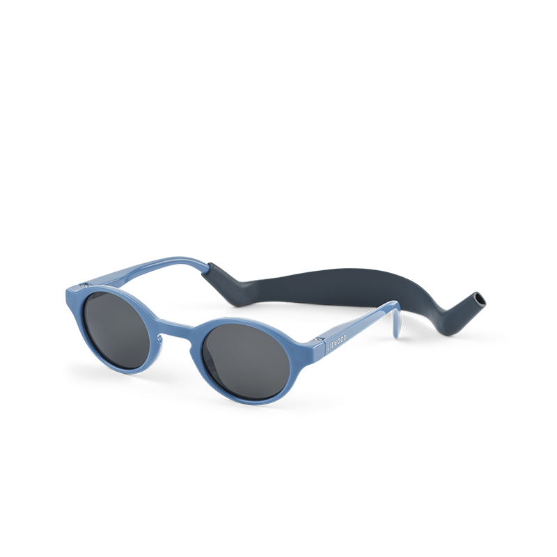 Babysonnenbrille mit blauem Rahmen und blauem Silikonband von Liewood. 