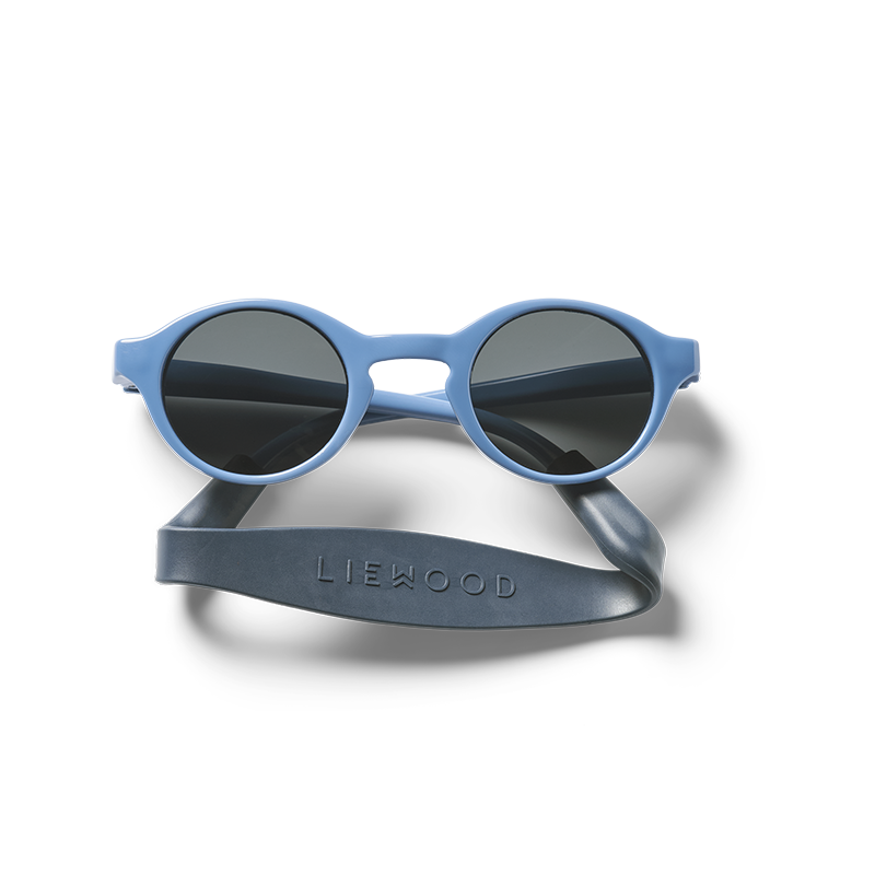 Babysonnenbrille mit blauem Rahmen und blauem Silikonband von Liewood. 
