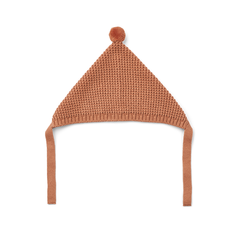 Strickmütze für Babys in Rostrot mit Bommel.
