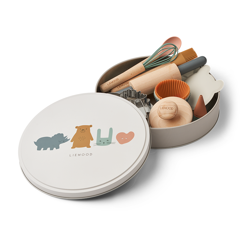 Backset für Kinder in einer Dose mit Förmchen, Walholz, Teigschaber und Löffel von Liewood.