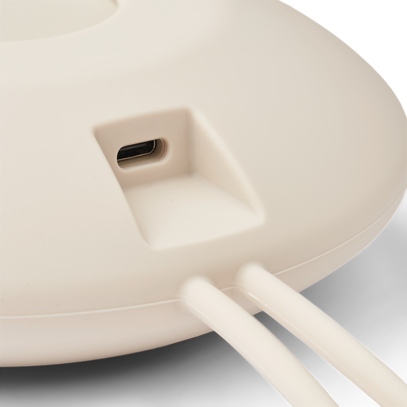 Eingang fürs Ladegerät Einschlafhilfe Lautsprecher für Babys in Beige von Liewood.