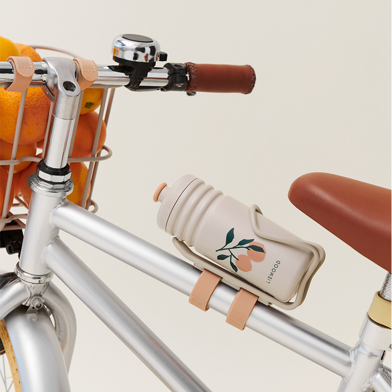 Liewood Flaschenhalter auf Kinderfahrrad.