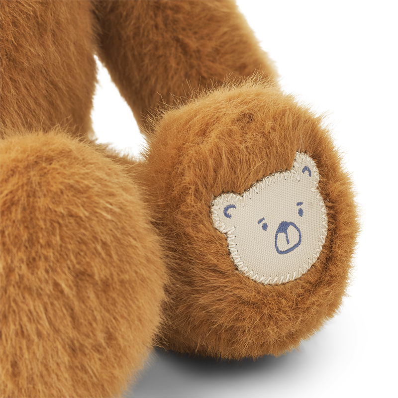 Fuss von braunem Teddybär von Liewood. 