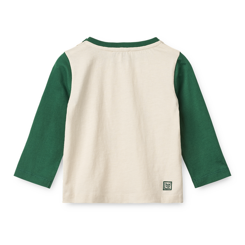 Langarm Shirt für Babys in Beige mit grünen Ärmeln von Liewood von hinten.