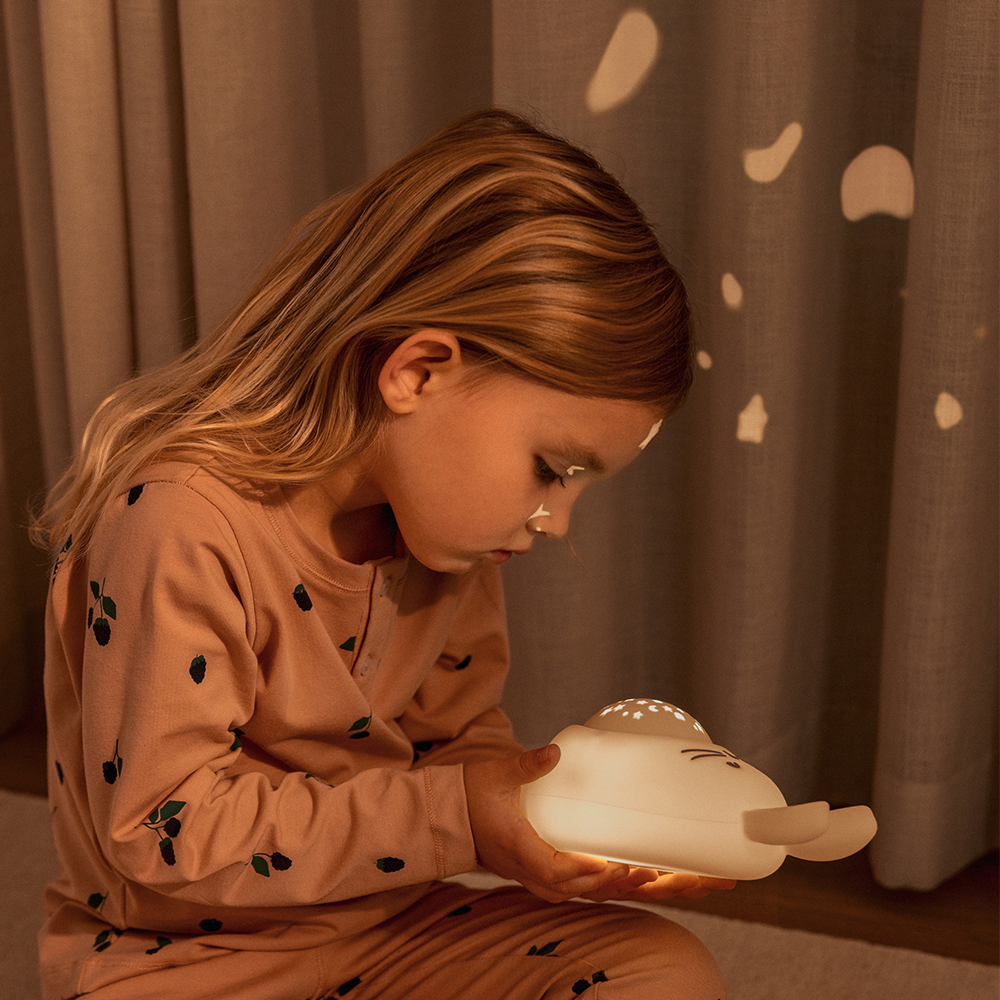 Liewood Einschlafhilfe mit Lichtprojektor und Geräuschen 'Manuel Hase' Sandy - Online MY SNOWFLAKE