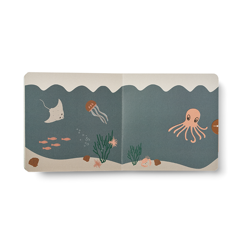 Babybuch mit Seite mit Unterwassermotiven von Liewood.