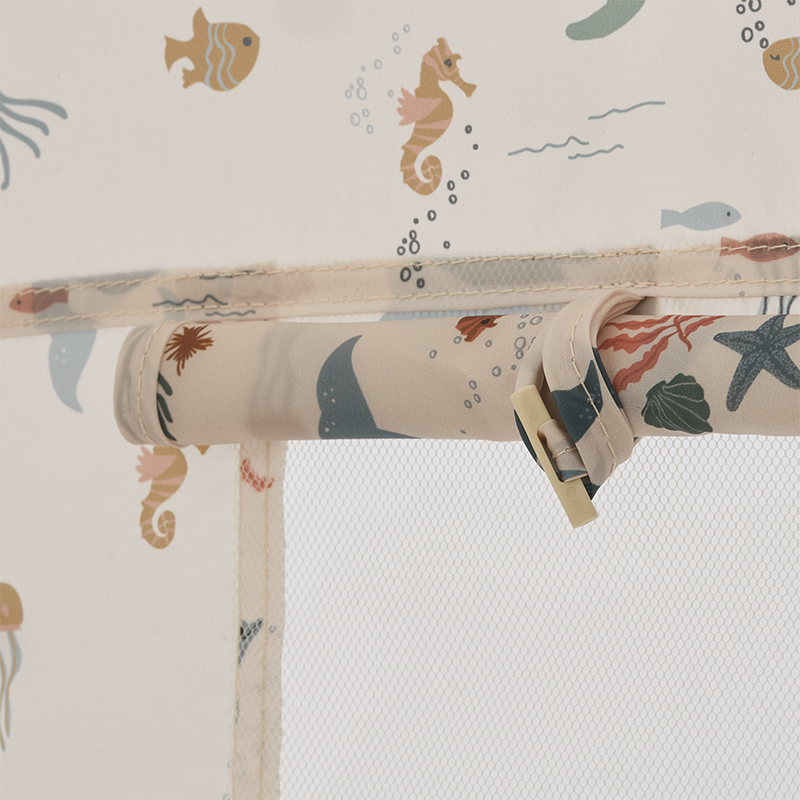 Liewood Pop Up Zelt mit Unterwassermotiven Nahaufnahme vom Fenster. 