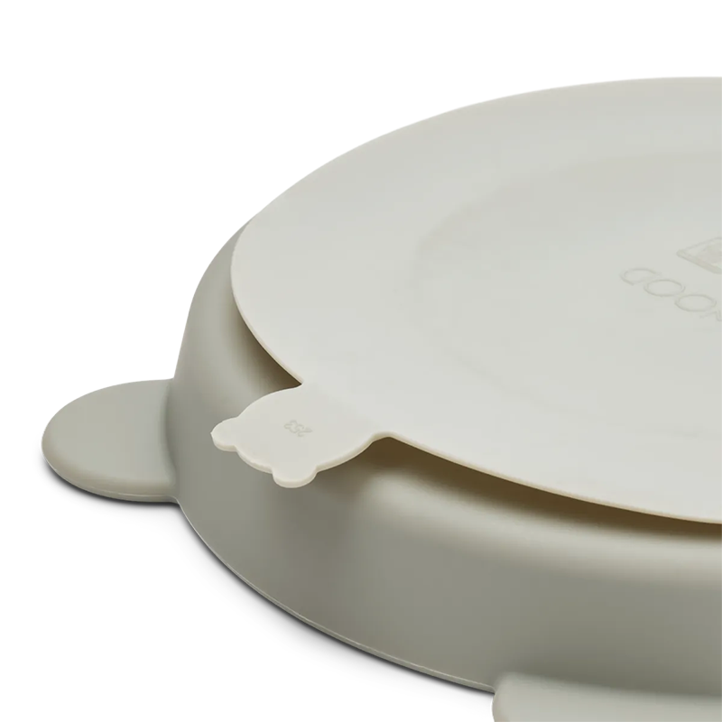 Kinderteller in Grau mit Saugnapf von unten von Liewood. 