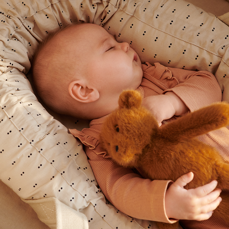 Brauner Teddybär von Liewood. 