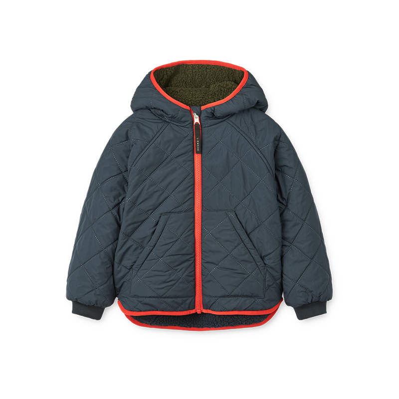 Wendbare Thermo Sherpajacke für Kinder in Blau auf einer Seite und in Braun, Grün und Blau auf der anderen Seite von Liewood.