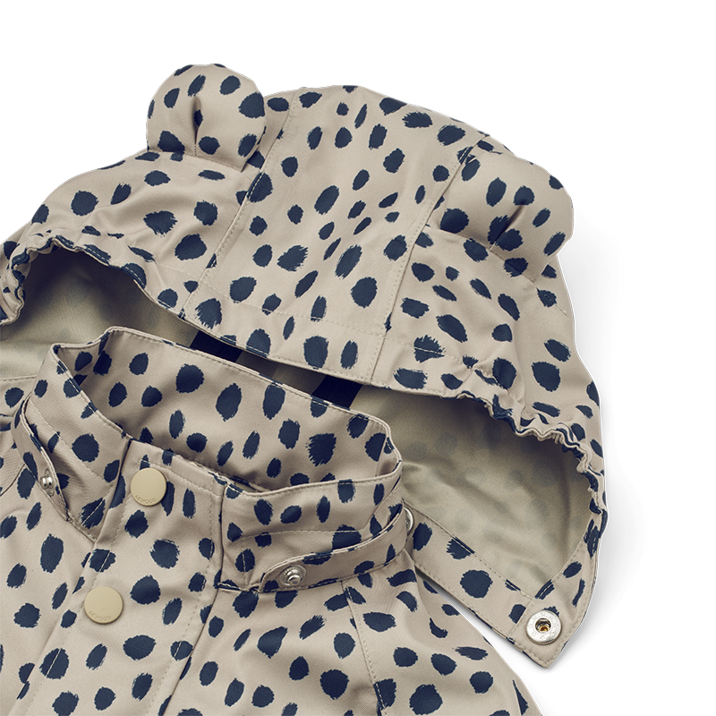 Liewood Softshell Jacke Dakota in der Farbe Leo Spots/Mist mit abnehmbarer Kapuze mit süssen Öhrchen. 