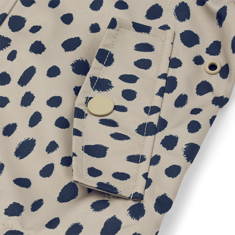 Liewood Softshell Jacke Dakota in der Farbe Leo Spots/Mist mit Vordertasche. 
