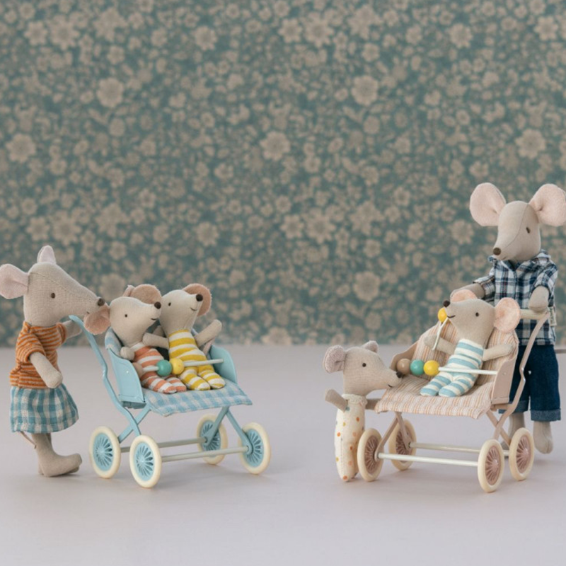 Maileg Mauskinderwagen in Minze und Rosa mit Mama und Papa Maus, die ihre Babys spazieren fahren. 