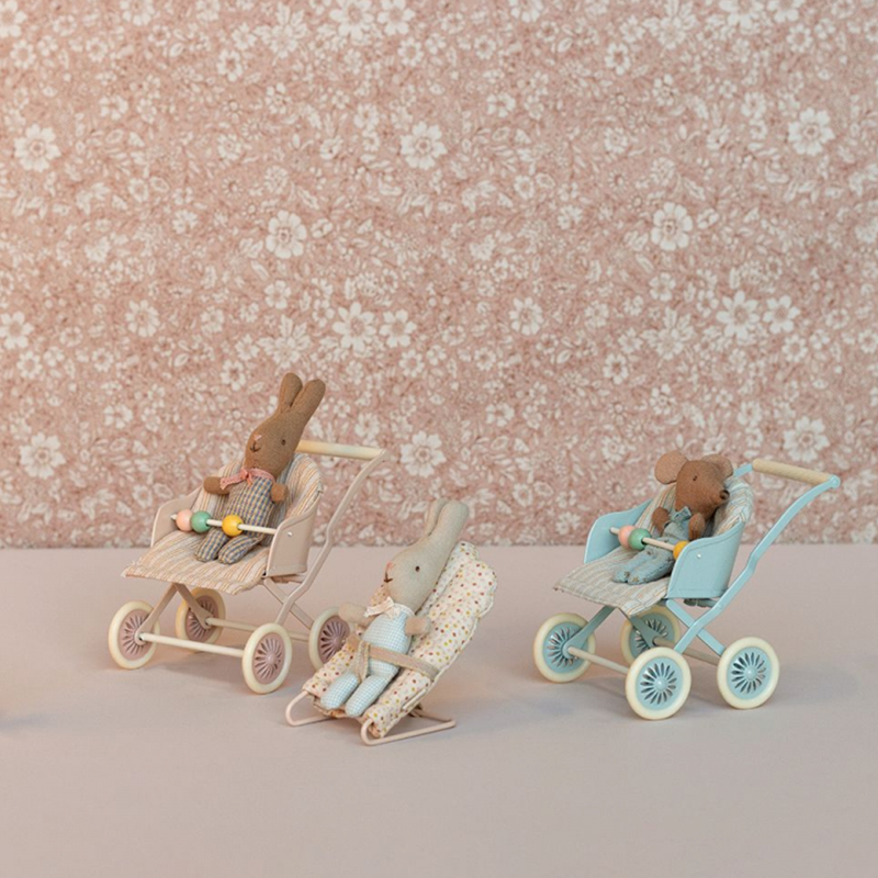 Kinderwagen in Rosa für Baby Spielmäuse von Maileg. 
