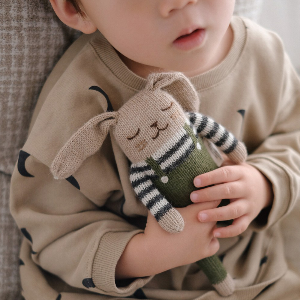 Main Sauvage x Organic Zoo Strickkuscheltier Olive Overalls