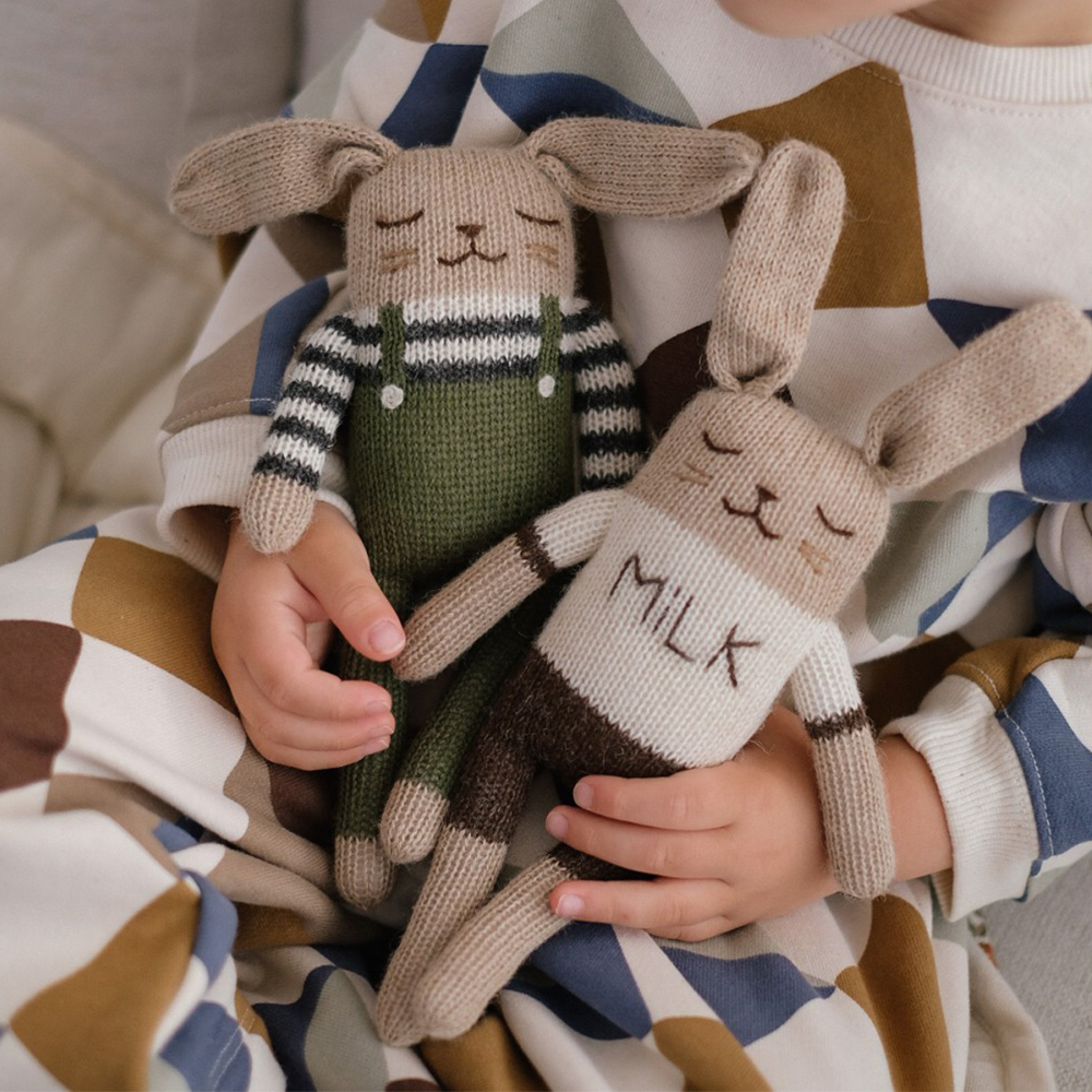 Main Sauvage x Organic Zoo Strickkuscheltier Olive Overalls