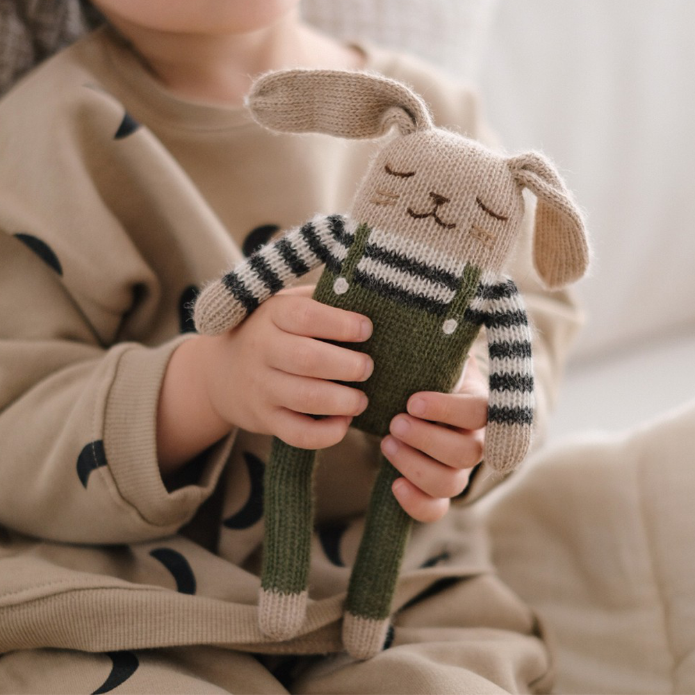 Main Sauvage x Organic Zoo Strickkuscheltier Olive Overalls