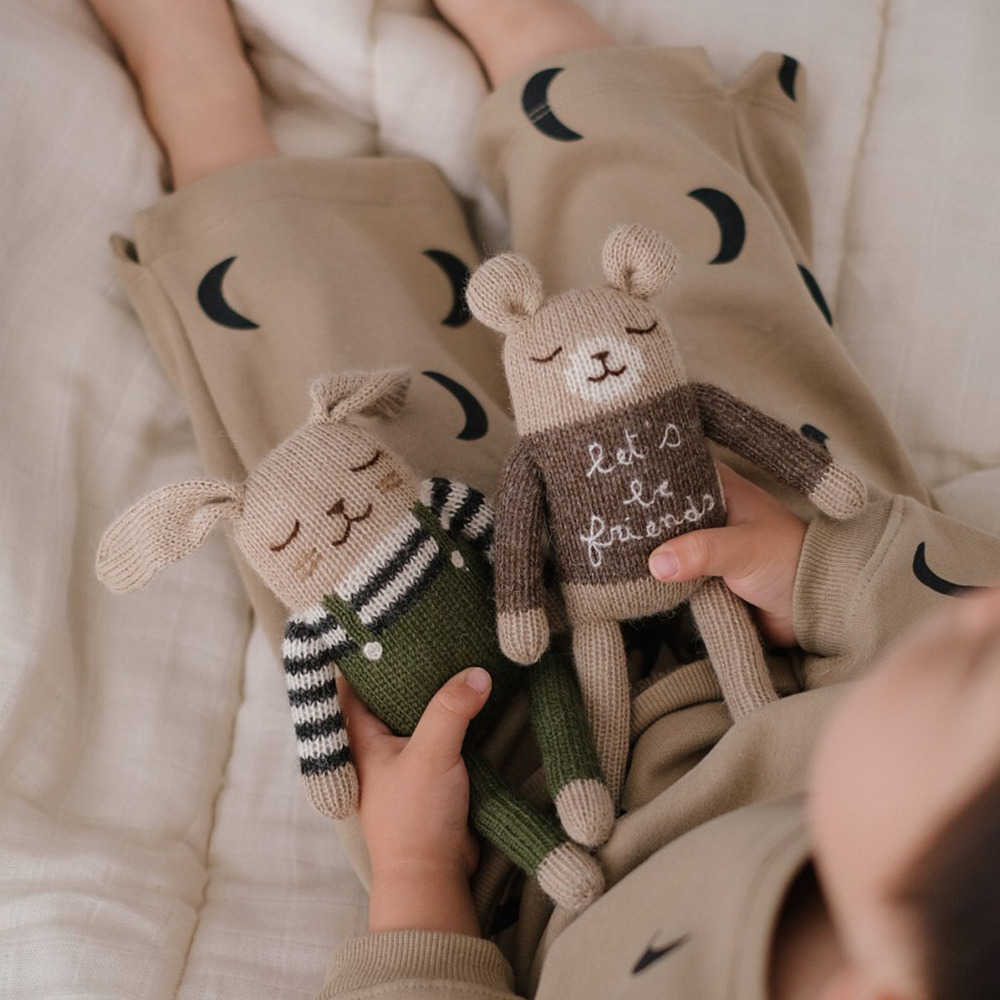 Main Sauvage x Organic Zoo Strickkuscheltier Olive Overalls