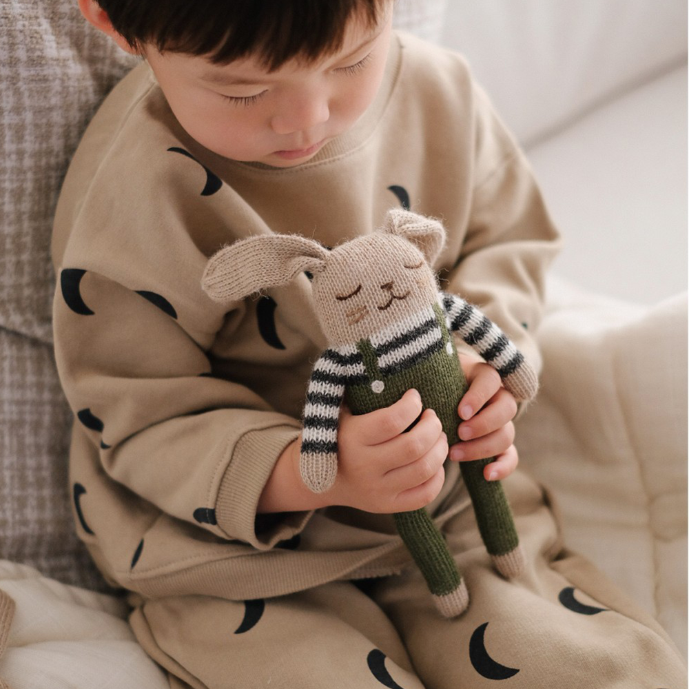 Main Sauvage x Organic Zoo Strickkuscheltier Olive Overalls