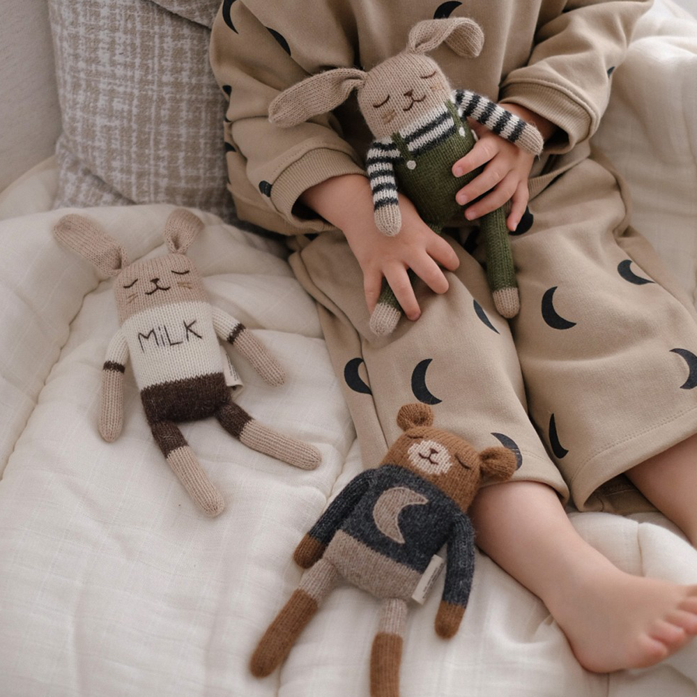 Main Sauvage x Organic Zoo Strickkuscheltier Olive Overalls