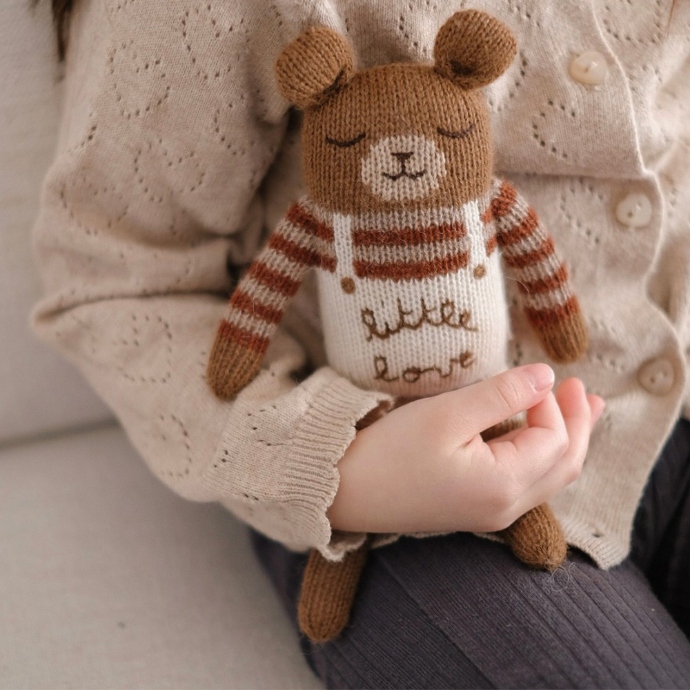 Main Sauvage Doudou tricoté « Teddy » Little Love