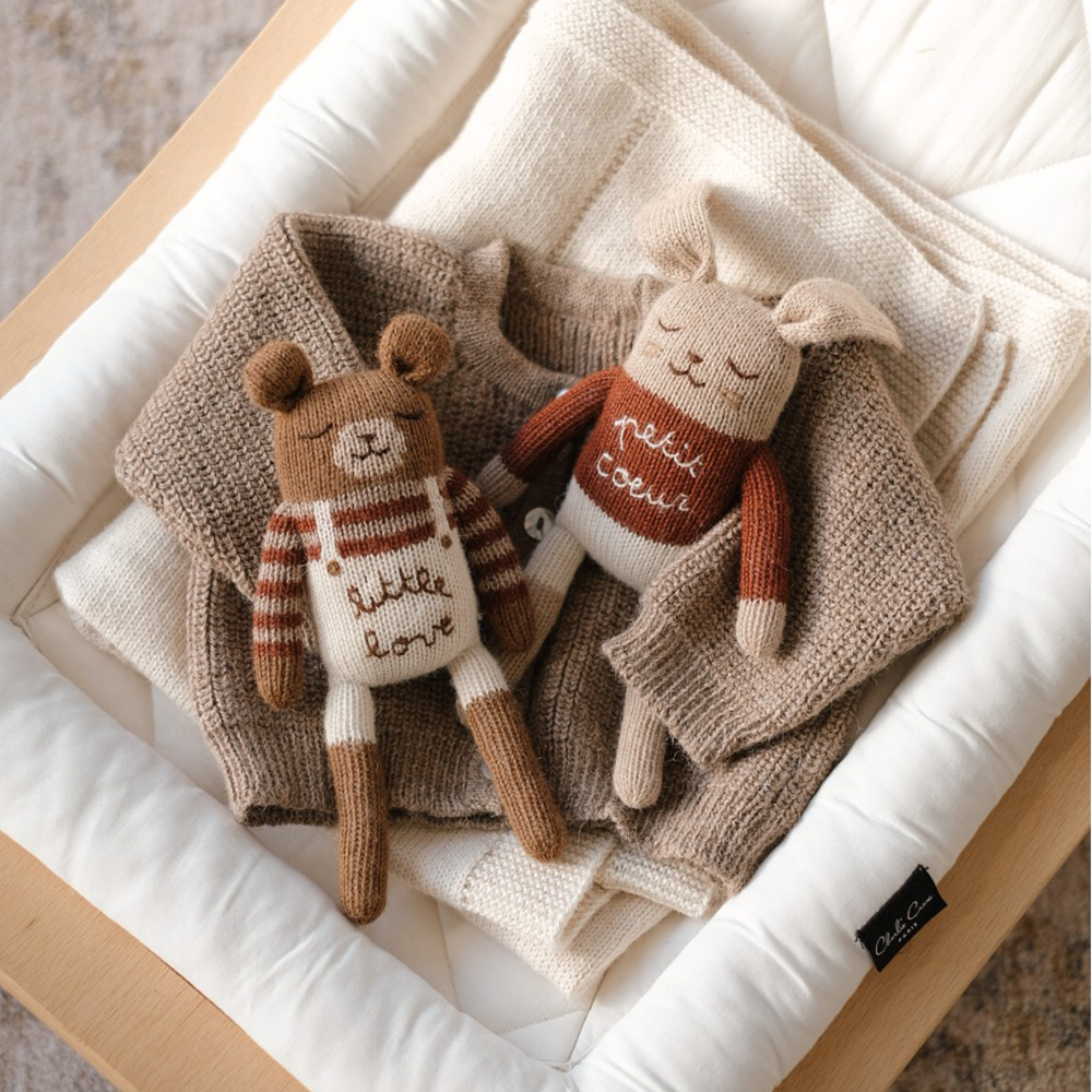 Main Sauvage Doudou tricoté « Teddy » Little Love