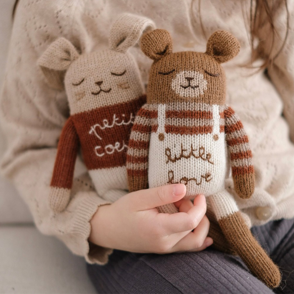 Main Sauvage Doudou tricoté « Teddy » Little Love