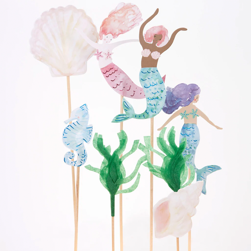 Meri Meri Cake Topper mit Meerjungfrauenfiguren.