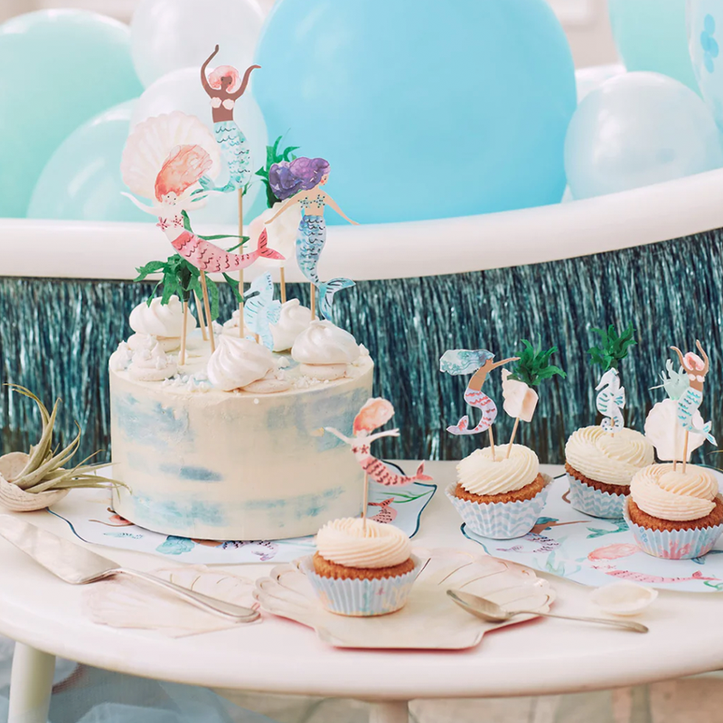 Meerjungfrauen Party mit Kuchen und Cupcakes mit Meerjungfrauentopper und Meerjungfrauenförmchen.