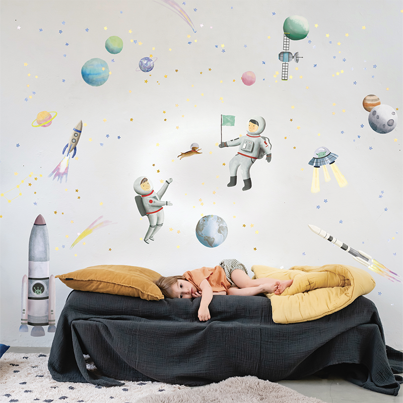 Kind in Kinderzimmer mit Mimi`lou Wandsticker &#39;Espace&#39; mit Weltraummotiven