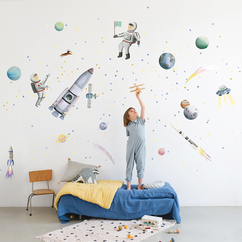 Kind im Kinderzimmer mit Mimi`lou Wandsticker &#39;Espace&#39; mit Weltraummotiven