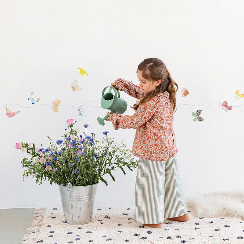 Mädchen vor Mimi&#39;lou Bordüren Wandsticker mit Schmetterlingen