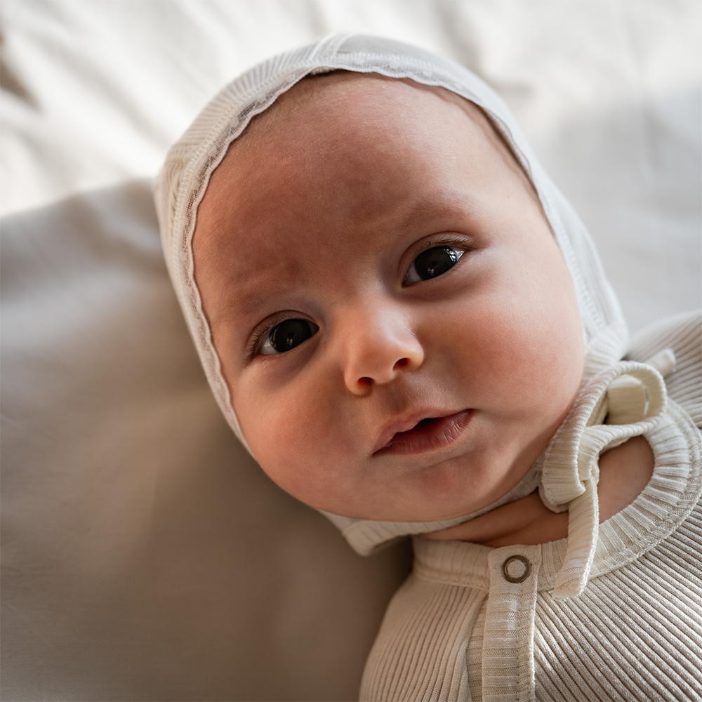 Minimalisma Bonnet bébé soie/coton « Beau » crème