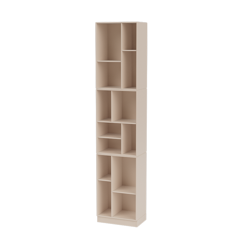 Bücherregal in Beige mit asymmetrischer Fächeraufteilung von Clay von Montana. 