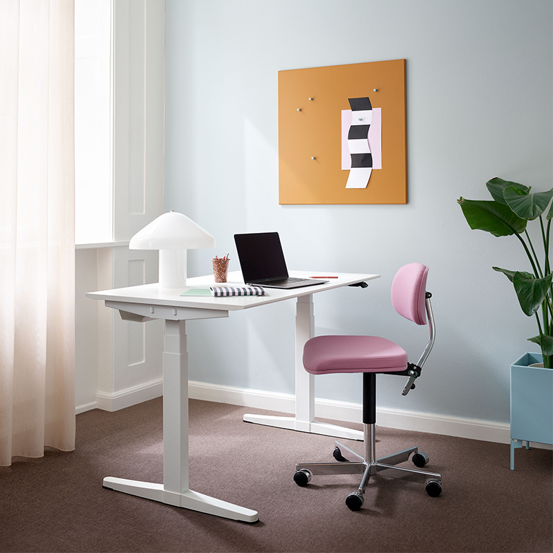 Schreibtisch in Weiss von Montana steht in Zimmer. Auf ihm steht ein Laptop und eine weisse Lampe. 
