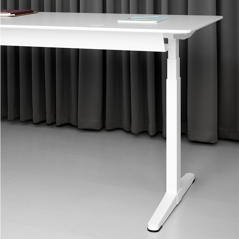 Höhenverstellbarer Schreibtisch in Weiss von Montana. 