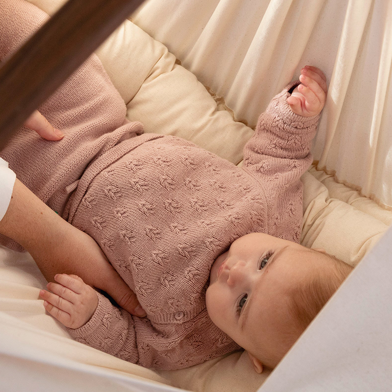 Baby liegt in Federwiege von Moonboon.