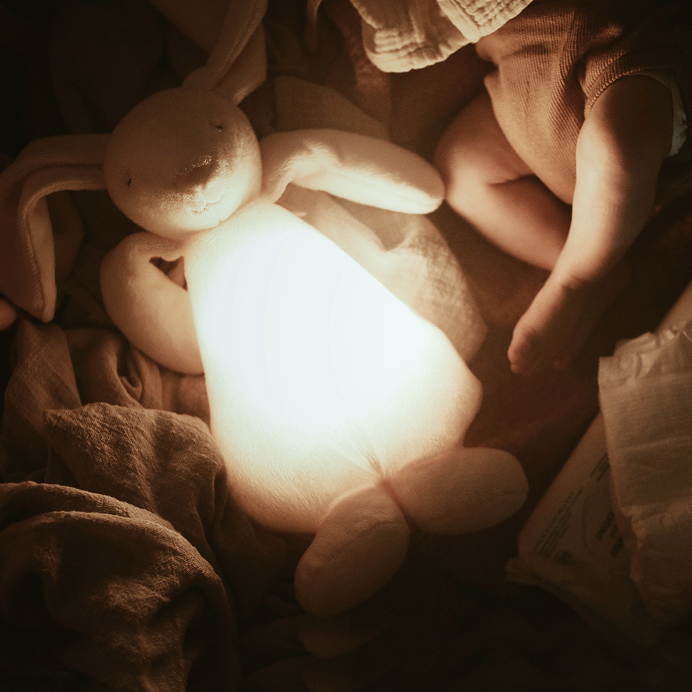 Moonie Kuscheltier Hase mit Licht &#39;Organic Humming Bunny&#39; Polar