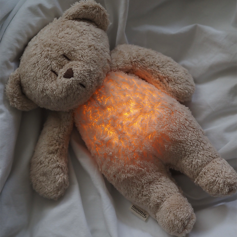Teddybär mit leuchtendem Licht im Bauch von Moonie. 
