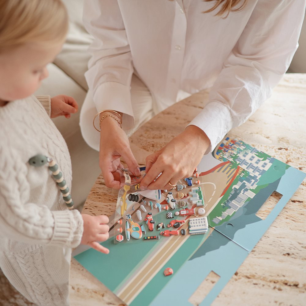 Mushie Wiederverwendbares Sticker-Set Race Cars