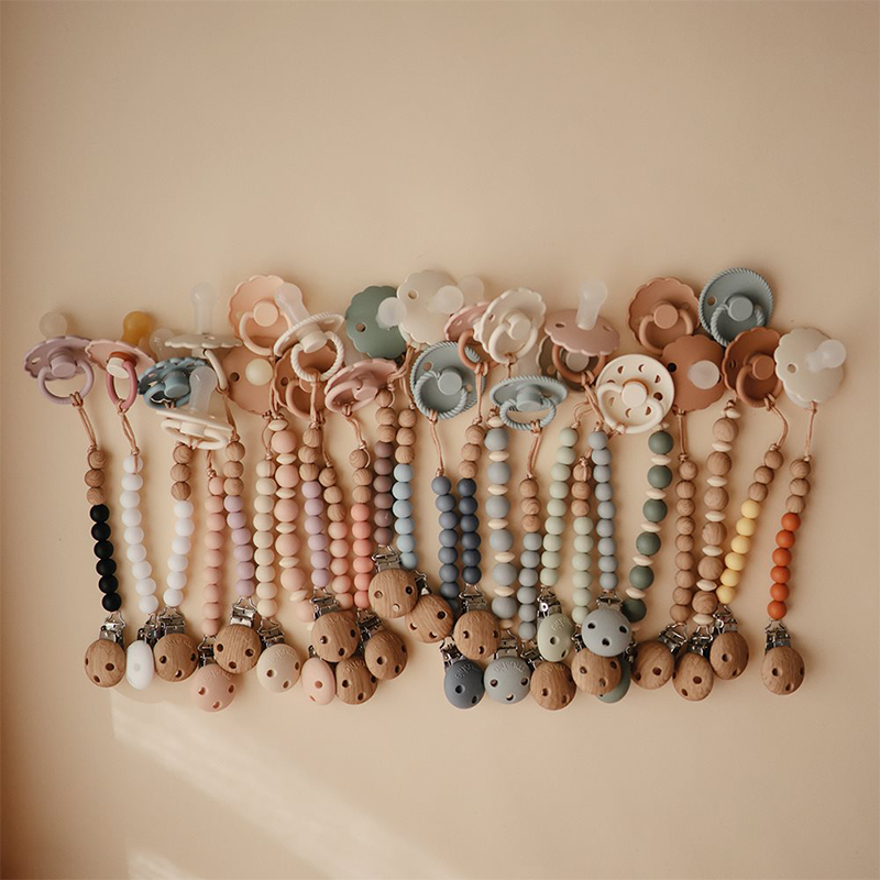 Mushie Nuggiketten mit Holzperlen in vielen verschiedenen Farben. 