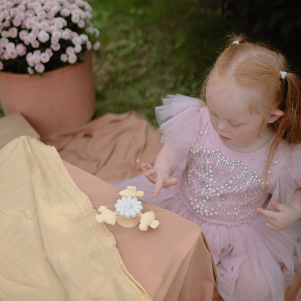 Mushie  Drehspielzeug mit Saugnapf 'Spinner' Bee - Online MY SNOWFLAKE